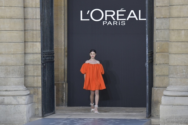 ฟาดทุกรันเวย์! ใหม่ ดาวิกา โฮร์เน่ Spokesperson ลอรีอัล ปารีส เมคอัพ สะกดทุกสายตา ที่งาน Paris Fashion Week 2019