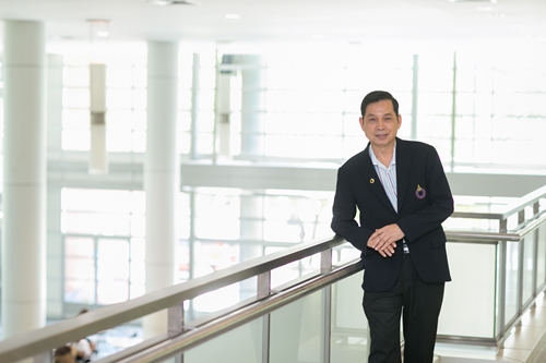 ผศ.ดร.สมชาย เล็กเจริญ  รับรางวัลนักวิชาการด้านไอทีดีเด่น 3 เวทีระดับประเทศ