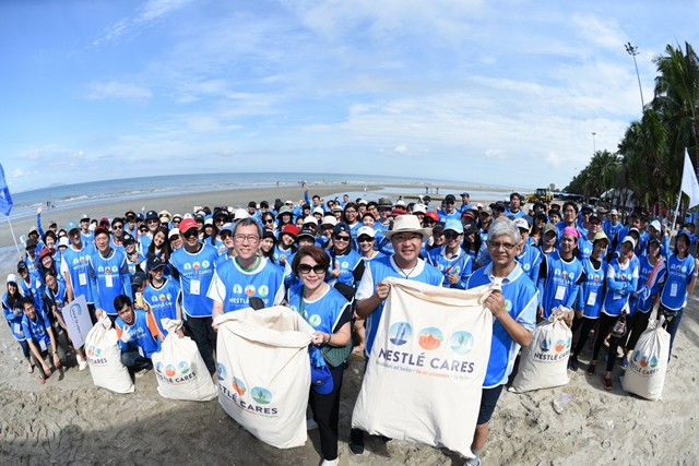 เนสท์เล่รวมพลคนรักษ์โลก ลุยเก็บขยะพลาสติกรอบชายหาด ในวันทะเลโลก “World Oceans Day”