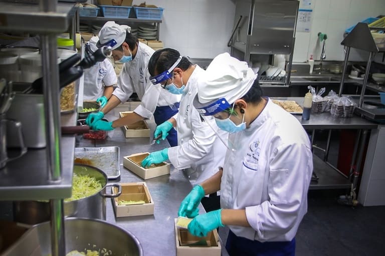 ทีมเชฟกรุงเทพฯ-ภูเก็ต ผนึกพลัง โครงการ Chef Cares ส่งมอบอาหารบุคลากรทางการแพทย์ สู้ภัยโควิด-19