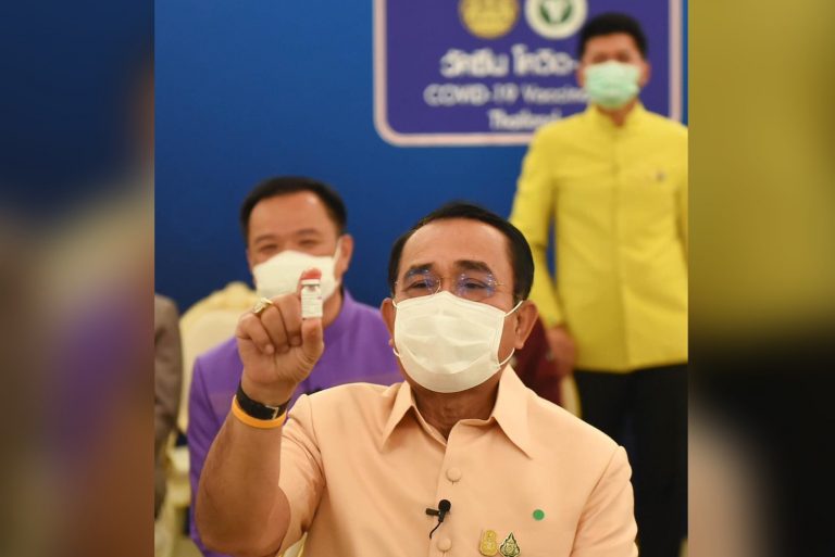 นายกรัฐมนตรี พลเอก ประยุทธ์ จันทร์โอชา เข้ารับการฉีดวัคซีนป้องกันโควิด-19 ของแอสตร้าเซนเนก้า เข็มแรกของไทย