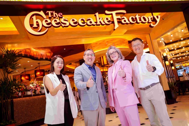 เปิดแล้ววันนี้! The Cheesecake Factory® ตำนานร้านดัง ยกโมเดลเดียวกับอเมริกา ปักหมุดแฟล็กชิฟสโตร์สาขาแรกในไทยสุดยิ่งใหญ่ที่เซ็นทรัลเวิลด์ World-Class Food Destination ที่ดีที่สุดใจกลางเมือง