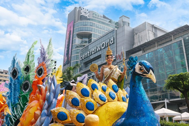 พัสตราภรณ์ล้ำค่า นางมโหธรเทวีระดับจักรวาล “เชย์นิส ปาลาซิโอส” Miss Universe 2023 งามสง่าประทับมยุราปักษาในขบวน Thai Rhythm Carnival ที่งาน “THAILAND’S SONGKRAN FESTIVAL 2024”